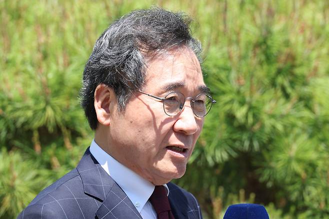 새미래민주당 이낙연 상임고문이 지난 2일 대구 북구 침산동 한 식당 앞에서 인터뷰를 하고 있다.&nbsp; &nbsp;연합뉴스