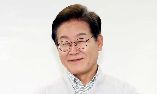 민심을 청취하는 '경청 투어'에 나선 이재명 더불어민주당 대선후보가 7일 전북 익산시 인북로 대한노인회 익산지회에서 열린 임원 간담회에서 미소를 짓고 있다. 뉴시스