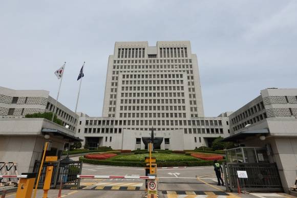 더불어민주당은 5일 이재명 대선 후보의 파기환송심 일정과 관련해 조희대 대법원장을 향해 선거운동 기간에 잡힌 모든 대선 후보자의 재판 기일을 대선 뒤로 미루라고 요구했다. 민주당은 이같은 조치가 선거운동 시작일인 12일 전까지는 이뤄져야 한다고 못 박으면서, 이 요구가 받아들여지지 않을 경우 대법원장 탄핵을 포함한 특단의 조치에 나설 수 있음을 시사했다.  사진은 6일 서울 서초구 대법원. 2025.5.6 연합뉴스