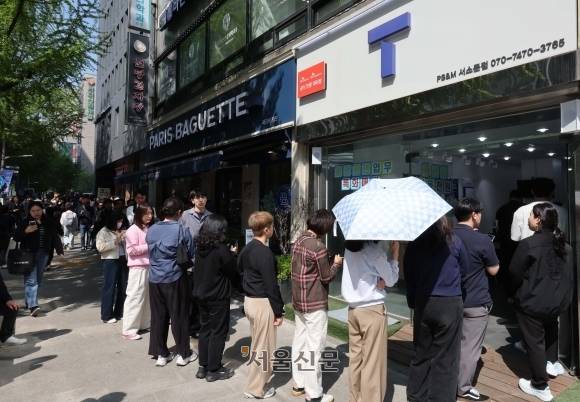 가입자 유심(USIM) 정보를 탈취당한 SK텔레콤이 유심 무료교체 서비스를 시작한 28일 서울시내 한 SK텔레콤 PS&M 직영점에서 시민들이 유심 교체를 위해 줄을 서 있다. 2025.4.28. 홍윤기 기자