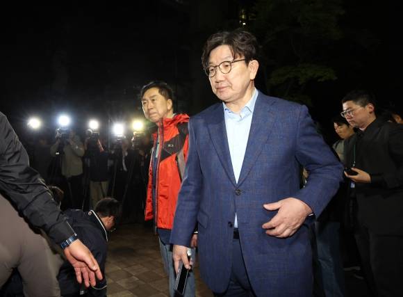 권성동 국민의힘 원내대표를 비롯한 중진의원들이 6일 오후 서울 관악구 김문수 대선후보의 자택 앞에서 ‘한덕수 후보와의 단일화’  관련 논의를 위해 김 후보를 기다리다가 되돌아가고 있다. 2025.05.06 뉴시스