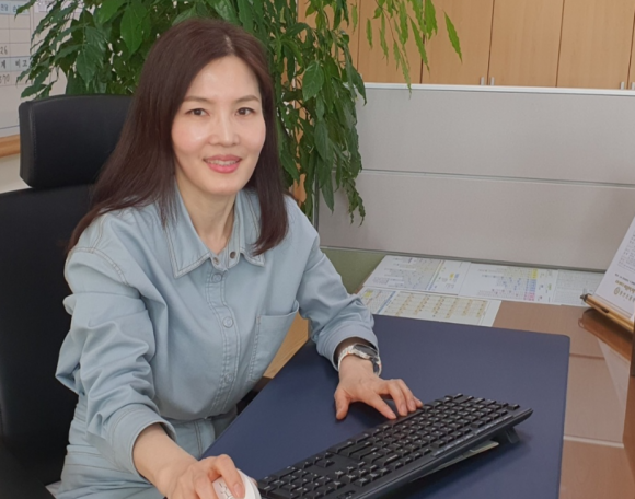 ‘디지털 성폭력 SOS 가이드’ 집필에 참여한 박시우 충북 증안초 교감이 6일 학교 교무실에서 근무하는 모습. 본인 제공