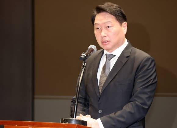 최태원 SK그룹 회장이 7일 서울 중구 SKT타워에서 열린 유심 정보 유출 관련 일일 브리핑에 참석, SK텔레콤에서 일어난 해킹 피해에 대해 대국민 사과를 하고 있다. 2025.5.7 공동취재