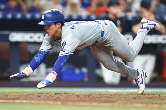 LA 다저스 김혜성이 7일(한국시간) 미국 플로리다주 마이애미의 론디포파크에서 열린 2025 미국프로야구 메이저리그(MLB) 정규시즌 마이애미 말린스와의 원정 경기에서 득점하고 있다. AFP 연합뉴스