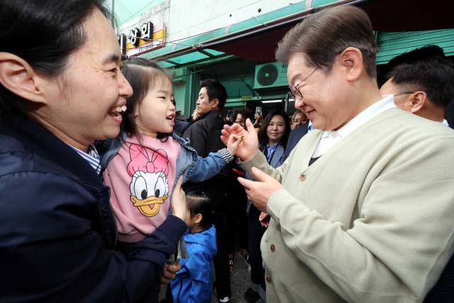 이재명 더불어민주당 대선 후보가 '골목골목 경청투어' : 국토종주편'에 나선 6일 충북 옥천군 옥천공설시장을 찾아 인사를 하고 있다. 연합뉴스