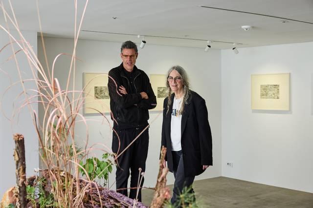 DMZ 자생식물로 테라리움을 조성한 작품을 바라보고 있는 패티 스미스(오른쪽)와 스테판 크라스닌스키. 사진제공=피크닉