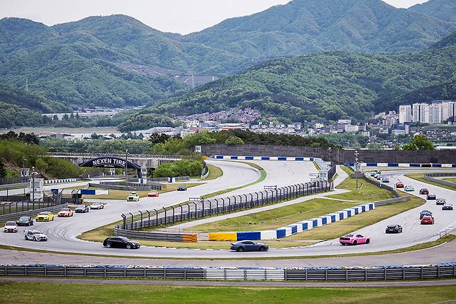 넥센타이어 스피드웨이 모터 페스티벌에 참가한 차량들이 주행을 이어가고 있다. 사진: 웨이브진(WVZine)