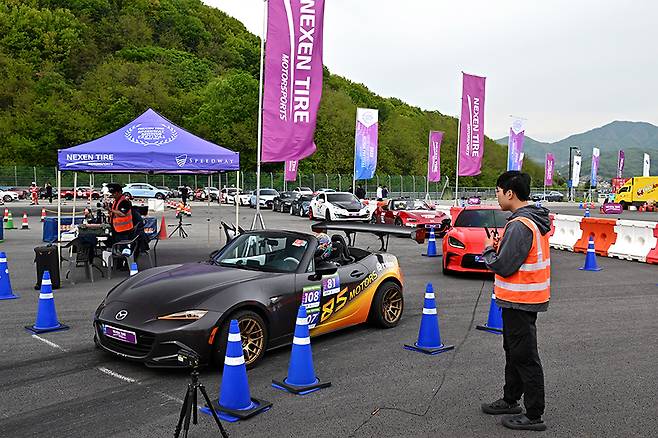 화려한 짐카나 주행은 관람객들의 이목을 끌기 충분했다. 사진 김학수 기자