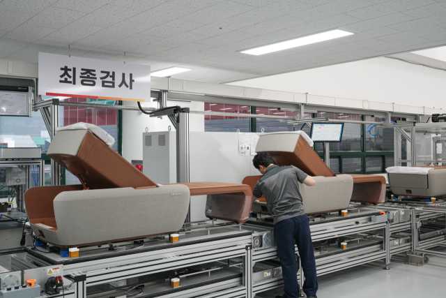 충남 천안시에 있는 세라젬 천안타운에서 작업자가 제품 최종 검사를 하고 있다. 사진 제공=세라젬