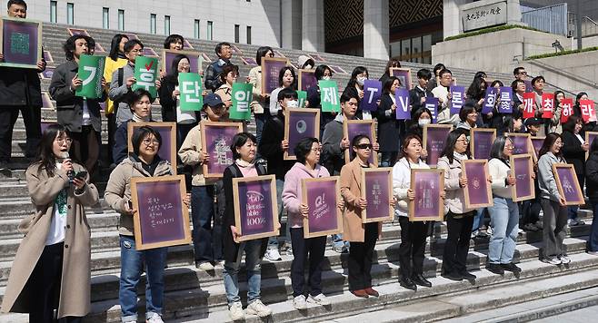 기후위기비상행동과 기후정치바람이 4월15일 서울 세종문화회관 앞에서 기후 단일 의제 대선 TV 토론회를 촉구하는 기자회견을 열고 있다. ⓒ연합뉴스