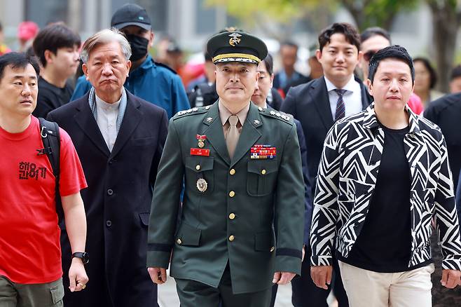 4월18일 ‘채 상병 순직 사건’을 수사하던 박정훈 해병대 인사근무차장(대령, 전 해병대 수사단장)이 서울고등법원에서 열린 항소심 첫 공판준비기일에 출석하고 있다. ⓒ연합뉴스