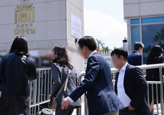 5월7일 해병대 채상병 순직 사건 수사외압 의혹을 수사하는 고위공직자범죄수사처 관계자들이 대통령실 민원실을 오가고 있다. ⓒ연합뉴스