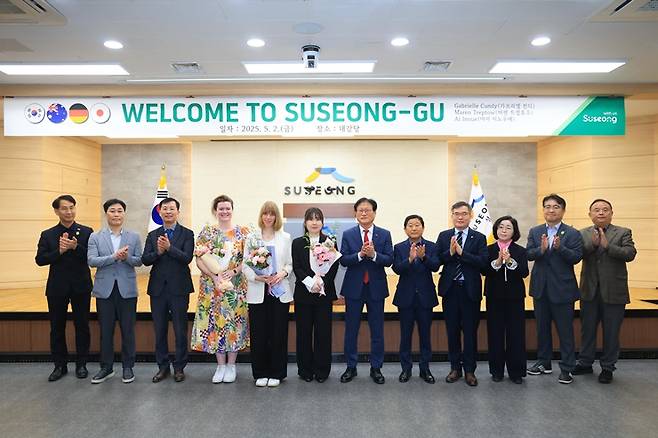 지난 2일 대구 수성구가 직무연수를 위해 호주 블랙타운시, 독일 카를스루에시, 일본 이즈미사노시 3개 도시에서 파견된 외국 지방공무원들을 수성구 직원들에게 소개하고 있다. ⓒ대구 수성구