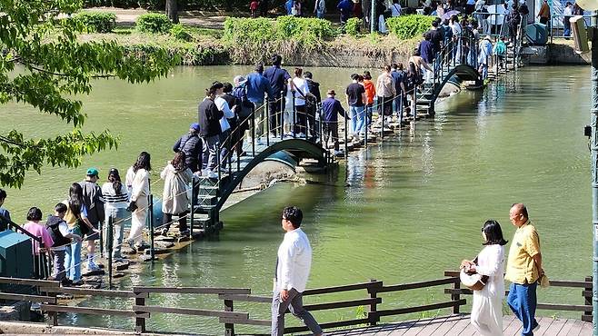 ​영산강 상류에 있는 전남 담양은 전통의 대나무 고장이다. 담양이 초록 댓잎 물결과 은은한 죽향, 청량한 댓잎 소리에 온통 초록으로 물들었다. 머무는 것만으로 절로 힐링이 되는 곳. 담양에선 매해 봄이면 '담양대나무축제'가 펼쳐진다. 올해 축제도 관광객들로 인산인해(人山人海)를 이뤘다. 4일 오후 관광객들이 담양천변 징검다리를 건너고 있다. ⓒ시사저널 정성환​