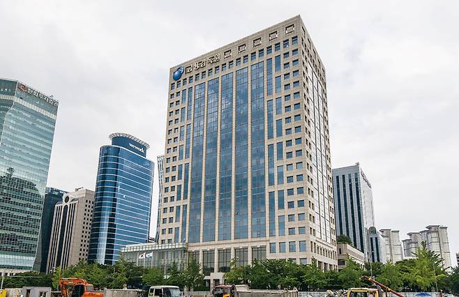 작년 보험사의 해외점포 당기 순이익이 1억5910만 달러(2170억원) 흑자로 집계됐다. 사진은 서울 여의도에 위치한 금융감독원 건물 전경 ⓒ연합뉴스