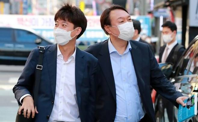 2021년 7월 25일 서울 광진구 건대맛의거리에서 '치맥회동'을 위해 음식점으로 향하고 있는 이준석 당시 국민의힘 대표(왼쪽)와 윤석열 전 대통령. ⓒ국회사진취재단