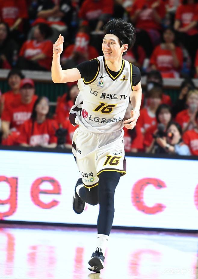 5일 SK와 챔피언 결정전 1차전 도중 슛을 놓고 환하게 웃고 있는 LG 정인덕 사진제공｜KBL
