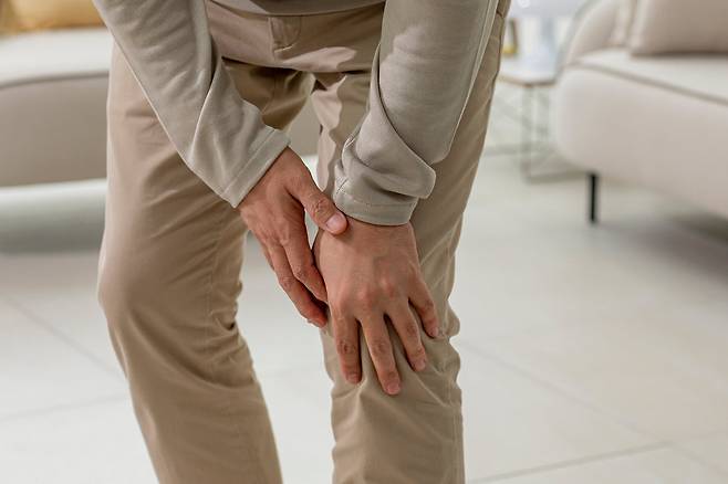 노년기 건강은 자신뿐 아니라 가족의 행복을 좌우하는 만큼 아픔을 참기 보다 무릎 건강도 정기적으로 점검하는 것이 현명하다    사진제공 ｜바른세상병원