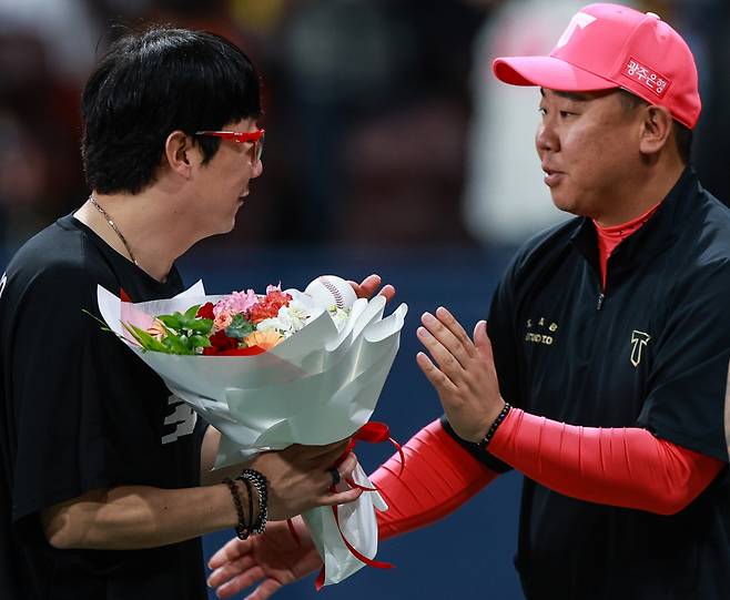 KIA 양현종(왼쪽)이 지난 5일 고척 키움전에서 개인 통산 180승을 거둔 뒤 이범호 KIA 감독에게 꽃다발을 받고 있다. KIA 타이거즈 제공