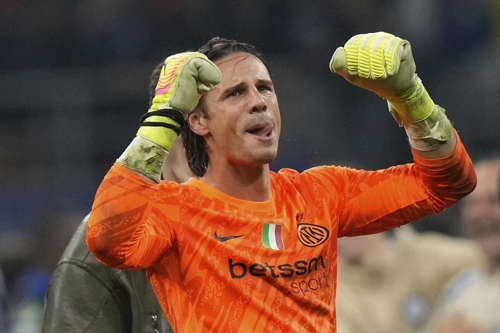 인터밀란 골키퍼 얀 조머가 7일 유럽챔피언스리그 결승행을 확정한 뒤 환호하고 있다. AP연합뉴스