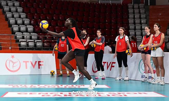 지난 6일(현지 시각) 튀르키예 이스탄불에서 열린 외국인 선수 트라이아웃에서 한 선수가 서브 연습을 하고 있다. KOVO 제공