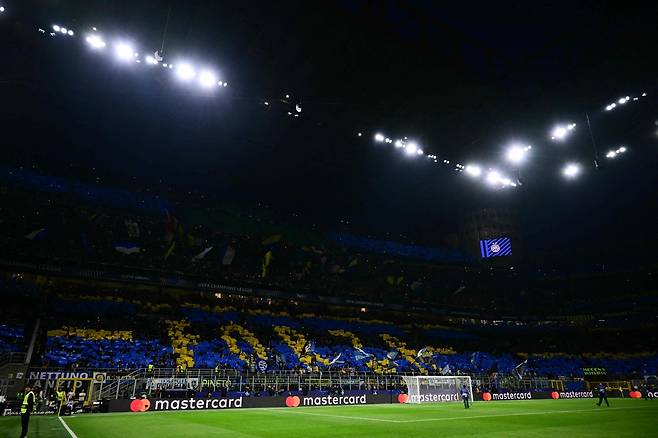 인터 밀란 팬들이 7일 유럽챔피언스리그 4강 2차전에서 카드 응원을 펼치고 있다. AFP연합뉴스