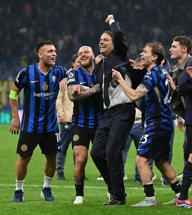 인터밀란 인자기 감독이 7일 유럽챔피언스리그 결승에 진출한 뒤 선수들과 함께 기뻐하고 있다. 신화연합뉴스