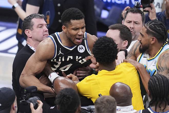 밀워키 아데토쿤보가 지난달 30일 인디애나와의 플레이오프 5라운드 패배 후 자신을 도발한 할리버튼의 아버지 때문에 발끈하고 있다. AP연합뉴스