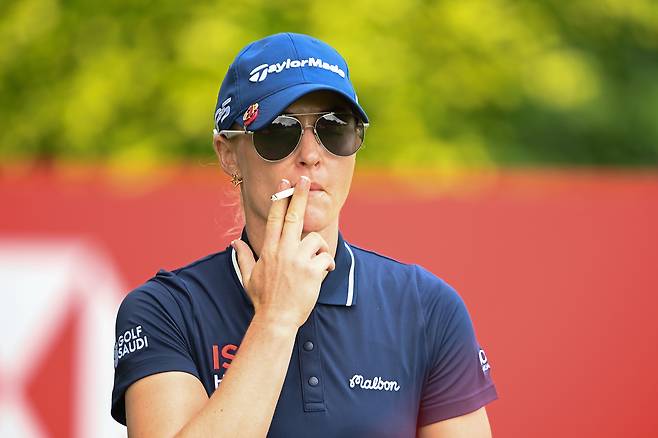 찰리 헐이 지난 2월 28일 싱가포르에서 열린 LPGA 투어 HSBC 위민스 월드 챔피언십 2라운드 도중 담배를 피우고 있다. 게티이미지코리아