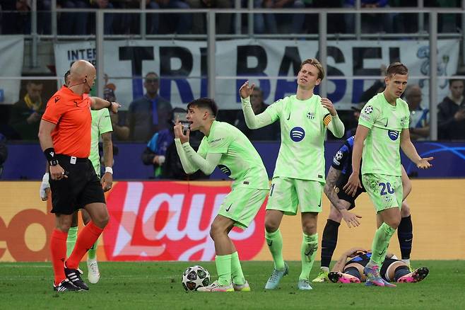 시몬 마르치니아크 심판에게 항의하는 바르셀로나 선수들.   밀라노 | EPA연합뉴스