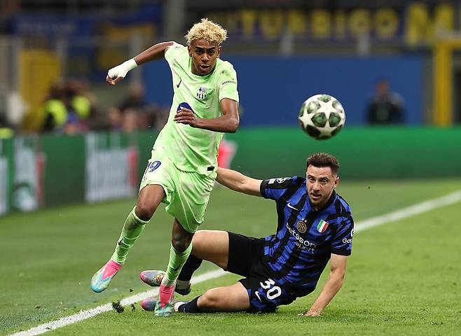 바르셀로나 라민 야말이 7일 유럽챔피언스리그 인터밀란과의 4강 2차전에서 측면을 돌파해 드리블하고 있다. Getty Images코리아