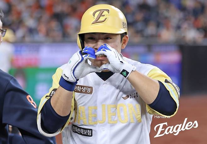 문현빈이 7일 대전 삼성전에서 동점 홈런을 터트린 뒤 세리머니하고 있다. 한화 이글스 제공
