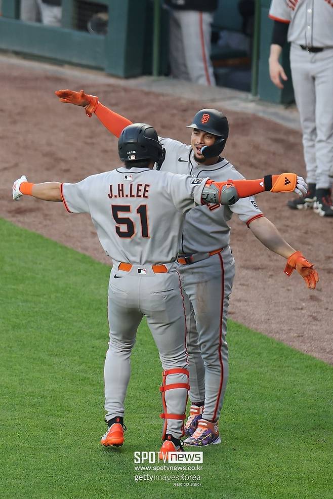 ▲ 홈런 치고 동료와 기쁨을 나누는 이정후(왼쪽).