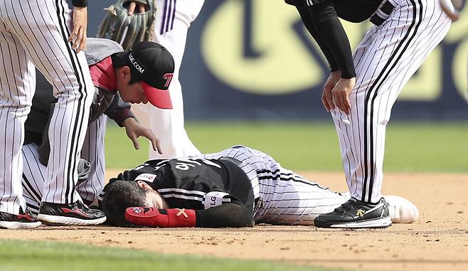 ▲ LG 오스틴이 두산 2루수 강승호와 충돌한 뒤 그라운드에 쓰러져 고통을 호소하고 있다. ⓒ연합뉴스