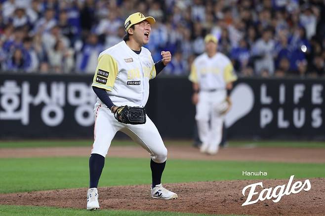 ▲ 7회 위기를 막아내고 포효하는 한화 김범수 ⓒ한화이글스