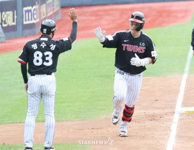 LG 트윈스 박동원(오른쪽). /사진=김진경 대기자