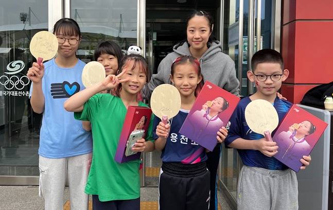 신유빈(가운데 위)이 어린이 탁구선수들에게 자신이 직접 제작한 라켓을 선물하고 있다. /사진=매니지먼트 GNS