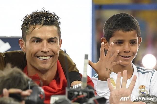 레알 마드리드 시절 크리스티아누 호날두(왼쪽)와 아들 호날두 주니어. /AFPBBNews=뉴스1