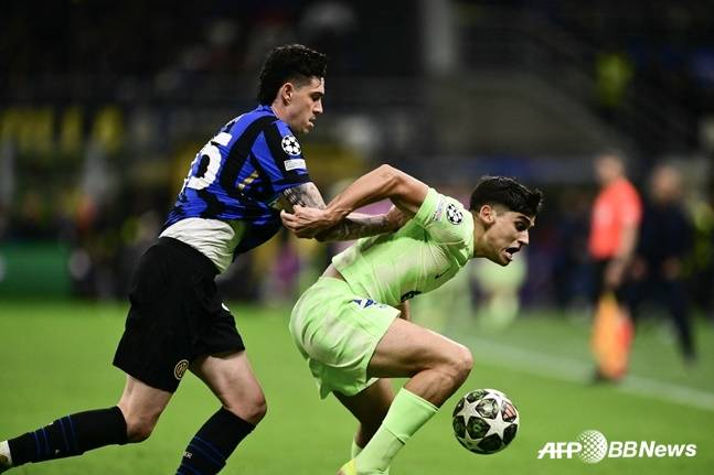 볼 경합 펼치는 제라드 마르틴(오른쪽). /AFPBBNews=뉴스1