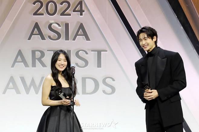 배우 김혜윤과 변우석이가 27일 오후 태국 방콕 임팩트 챌린저 홀 1-2(IMPACT Challenger Hall 1-2)에서 열린 '제 9회 아시아 아티스트 어워즈'(The 9th Asia Artist Awards')' 에서 AAA 베스트 커플 상을 수상하고 소감을 말하고 있다.  2024.12.27 /사진=임성균 tjdrbs23@