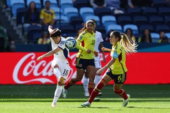 지소연(왼쪽)이 지난 2024년 7월 25일(한국시간) 호주 시드니의 시드니 풋볼 스타디움에서 열린 콜롬비아와 '2023 국제축구연맹(FIFA) 호주·뉴질랜드 여자 월드컵' 조별리그 H조 1차전에서 킥을 시도하고 있다. /AFPBBNews=뉴스1