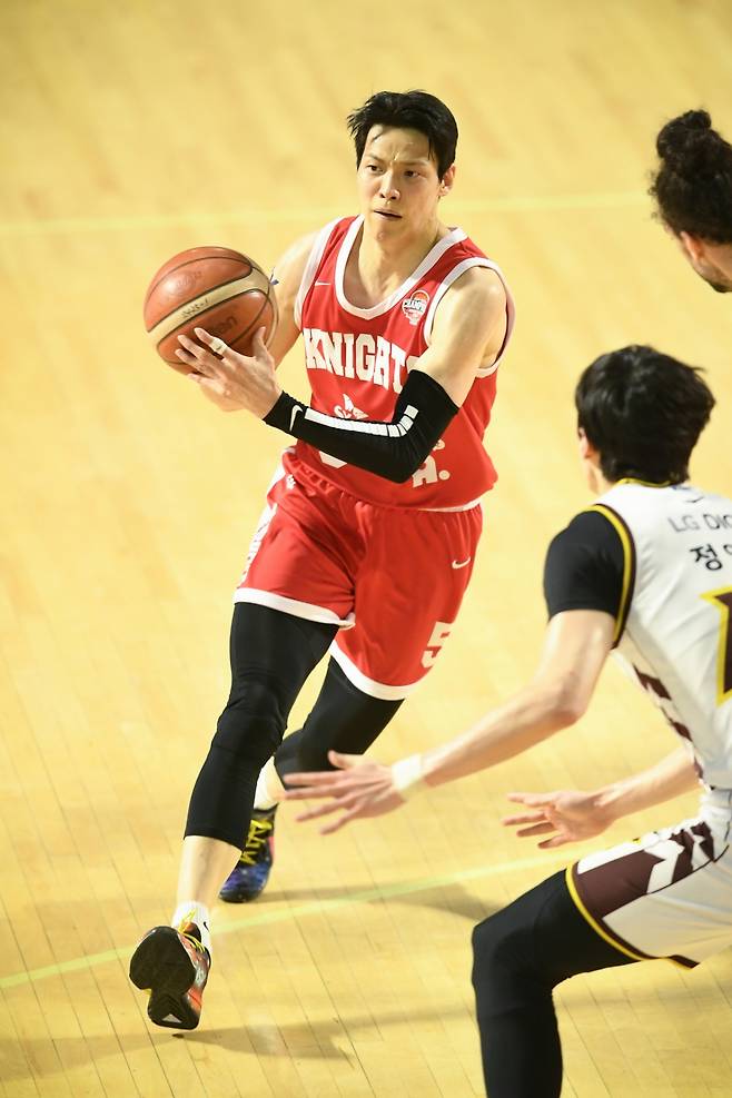 김선형이 7일 오후 7시 서울 잠실학생체육관에서 열린 '2024~2025시즌 KCC 프로농구 챔피언결정전' 2차전에서 돌파를 시도하고 있다. /사진=KBL 제공