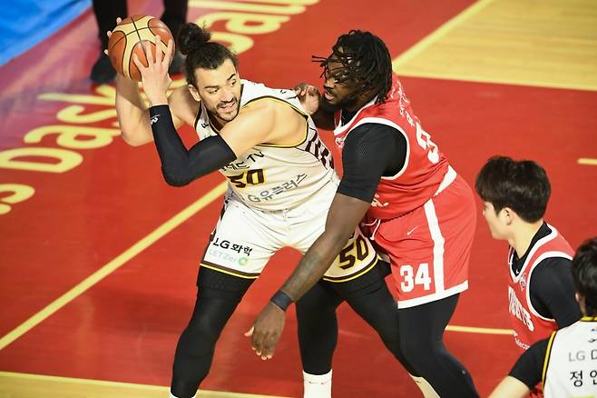 아셈 마레이(왼쪽)와 자밀 워니/사진=KBL 제공