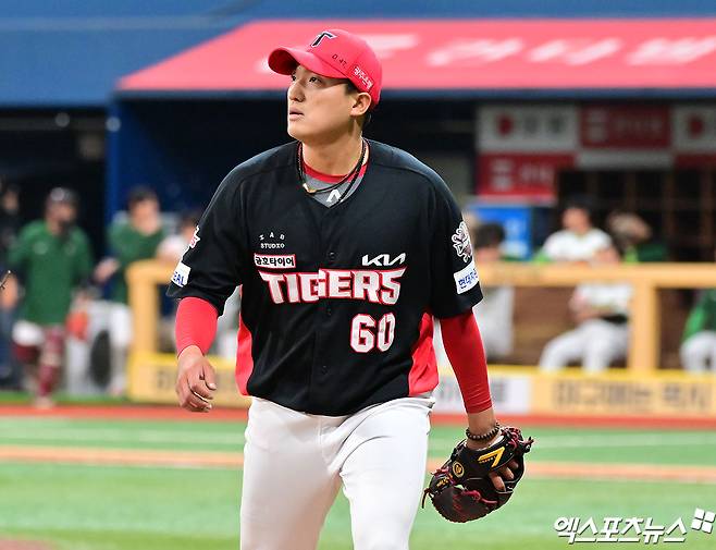 6일 오후 서울 구로구 고척스카이돔에서 열린 '2025 신한 SOL Bank KBO리그' KIA 타이거즈와 키움 히어로즈의 경기, 4회말 수비를 마친 KIA 김도현이 더그아웃으로 향하고 있다. 고척, 김한준 기자