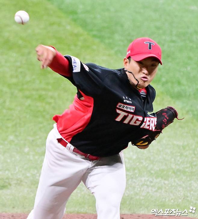 6일 오후 서울 구로구 고척스카이돔에서 열린 '2025 신한 SOL Bank KBO리그' KIA 타이거즈와 키움 히어로즈의 경기, 3회말 KIA 선발투수 김도현이 공을 힘차게 던지고 있다. 고척, 김한준 기자