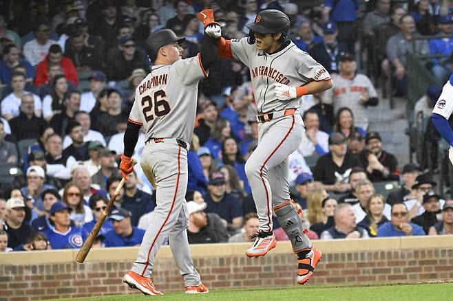 샌프란시스코 자이언츠 이정후가 7일 시카고 컵스전에서 홈런을 친 뒤 맷 채프먼과 세리머니하고 있다. REUTERS 연합뉴스