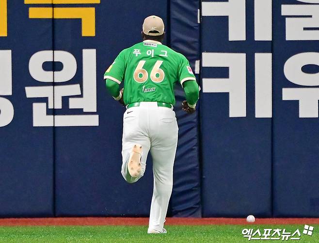 키움 히어로즈 외국인 타자 야시엘 푸이그가 7일 서울 고척스카이돔에서 열린 2025 신한 SOL Bank KBO리그 KIA 타이거즈와의 팀 간 6차전에서 6회초 수비 중 슬라이딩 캐치에 실패, 최형우에게 2타점 3루타를 내줬다. 사진 김한준 기자