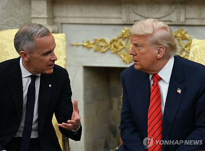 카니 캐나다 총리와 회담하는 트럼프 미국 대통령 (워싱턴 AFP=연합뉴스) 도널드 트럼프 미국 대통령이 6일(현지시간) 워싱턴DC에 있는 백악관에서 마크 카니 캐나다 총리와 회담하고 있다. 2025.5.6