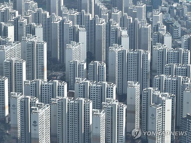 토허제 적용 앞둔 강남3구 아파트 (서울=연합뉴스) 류영석 기자 = 서울의 강남 3구와 용산구에 대한 토지거래허가구역(토허제) 적용을 하루 앞둔 23일 서울 송파구 일대 아파트 단지 모습. 2025.3.23 ondol@yna.co.kr