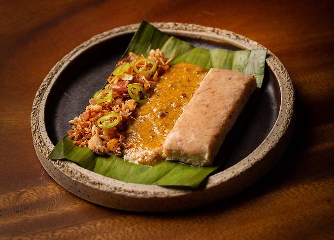 채소 샐러드와 돼지고기 바비큐로 만든 필리핀 전통요리 [토요이터리 제공]